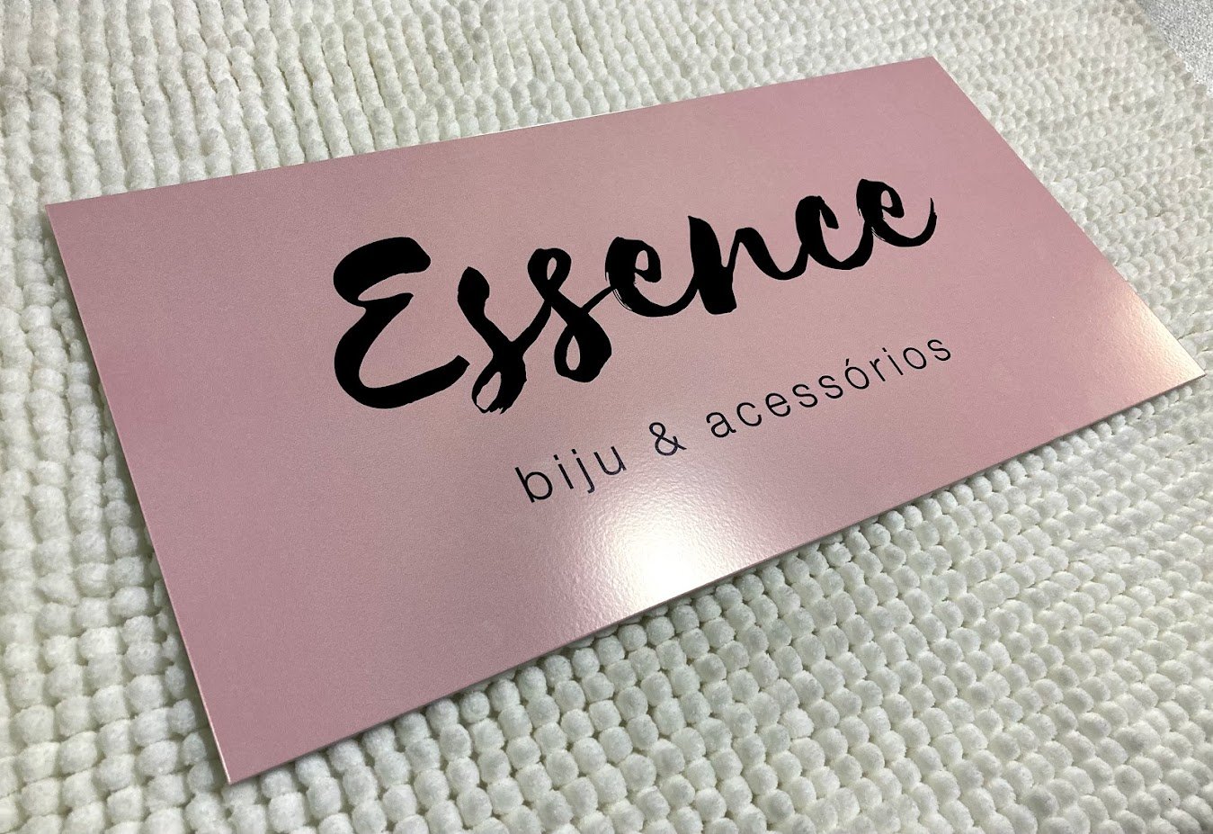 Cartão de visita feminino em tom rose com verniz localizado em Canoas, RS – design e acabamento premium | Jemyny Comunicação Visual.